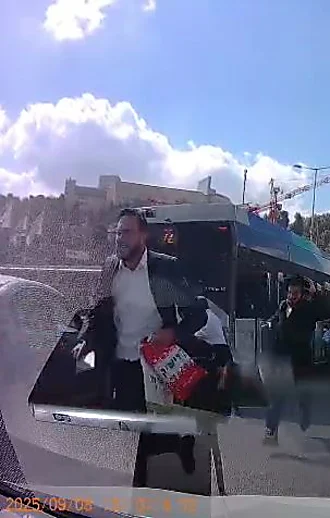המונים נמלטים מאש המחבלים, נהג חילץ נוסעת: התיעודים מהפיגוע