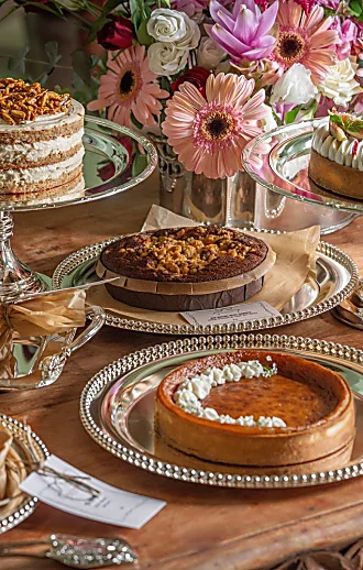 מלכות מתוקות מדבש: עוגות הדבש הכי טעימות לראש השנה 2025