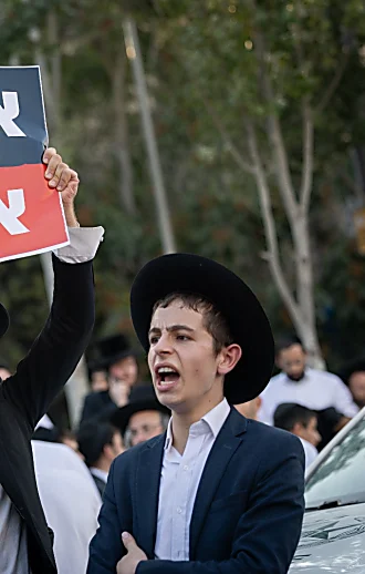 גיוס ומחאה: מאות חרדים התייצבו בבקו"ם, הפלג הירושלמי הפגין