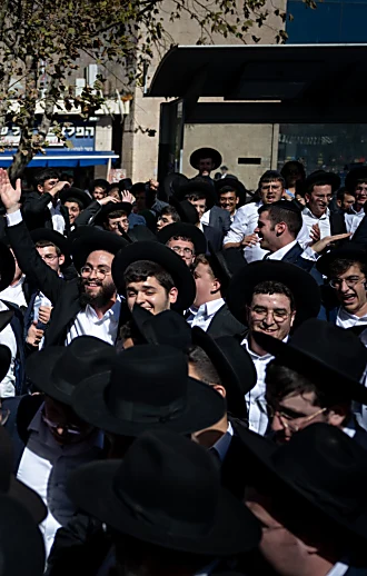 מאחורי הגב של הפוליטיקאים: הרבנים שדורשים לא לגייס אף חרדי