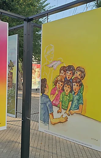 בילוי נעים: אמנות, פרחים ועגלת קפה בעיר הקטנה שבשרון