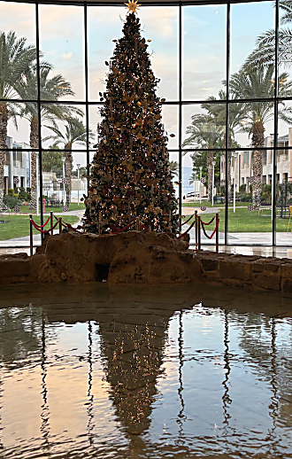 לישון בתוך סיפור: חנו-כריסמס במלון המוזיקלי הקסום והרגוע