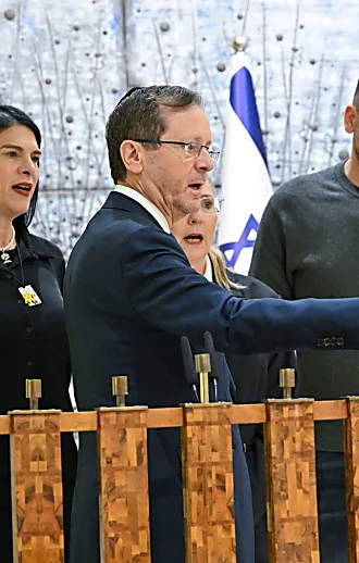 שורדי שבי הדליקו נר ראשון, עם משפחתו של רן גואילי