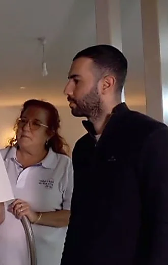 הדלקת נר שלישי עם הלוחם שהפך למשותק ב- 7.10 - וחזר לנגן בפסנתר