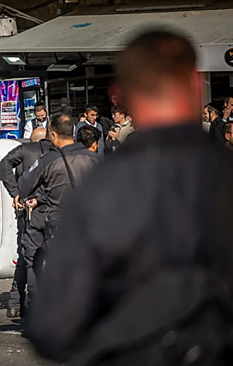 כאוס בי-ם: חרדים קיצונים תקפו אוטובוס חיילים, 13 שוטרים נפצעו