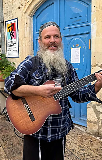 בין קודש לחול: יום טיול בעיר הרוחנית, המסתורית והאמנותית