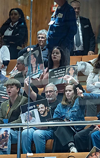 חוק הוועדה הפוליטית אושר בטרומית, באופוזיציה קרעו את ההצעה