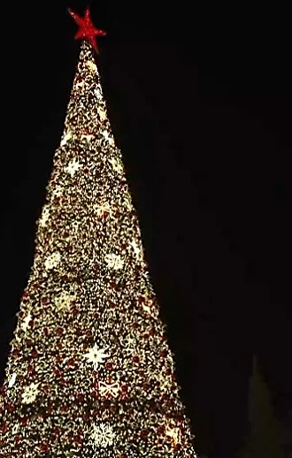 אחרי שנתיים של מלחמה: רבבות מבקרים בחגיגות חג המולד בנצרת