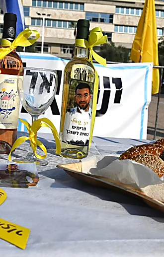 קבלת שבת בכיכר החטופים: "לא עושים דבר עד שרני חוזר הביתה"