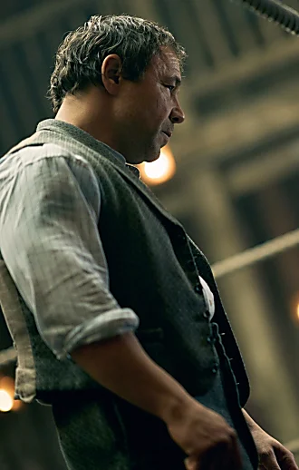 פשע, נשים ומכות: יוצר הדרמה המוערכת פותח הכול בריאיון בלעדי