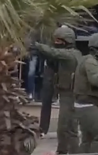 תיעוד חריג מאזור חברון: חמושים התחזו לחיילים - ושדדו חנויות