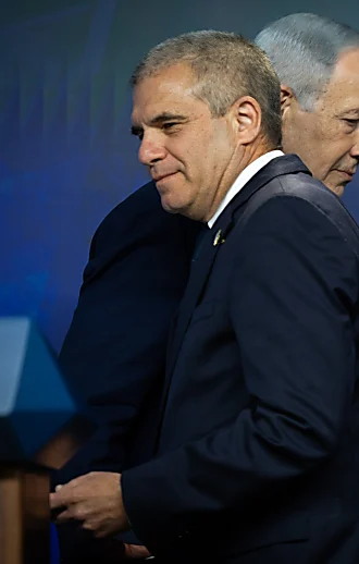 שורדי שבי ומשפחות: הירש איים וסחט אותנו שלא להתבטא נגד רה"מ