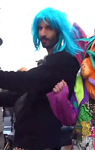 מסיבת האזעקות: החוגגים שמבלים ברקע שיגורי הטילים לישראל