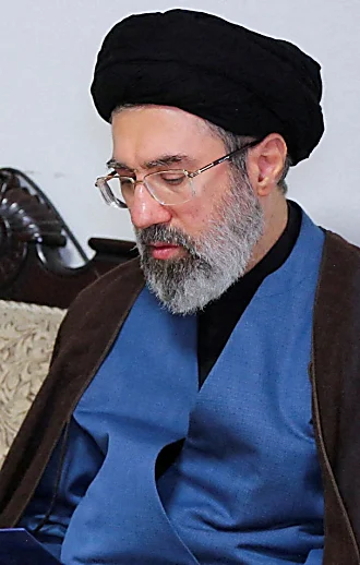 קיצוני מאביו והפייבוריט של משמרות המהפכה: זה מוג'תבא חמינאי