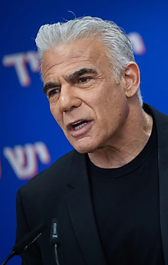 לפיד: "אסור שהמלחמה תסתיים בהחלפת חמינאי אחד באחר"