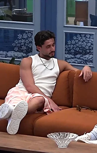 "הרבה נשיקות, מספיק בחורות": בן מקבל מסר ברור בבית 