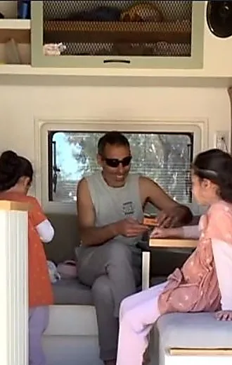 "מנותקים מהכל": האנשים שברחו מהמלחמה לקרוואן בלב המדבר