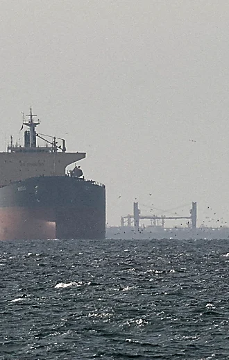 איראן: תקפנו "ספינה שקשורה לישראל" באזור מצר הורמוז