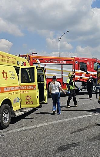 בן 30 נפצע קשה בתאונת דרכים בין משאית לאוטובוס בכביש 1