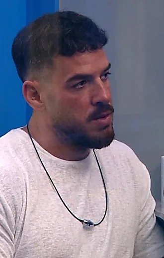 "בחיים לא חיבקתי אותו": עומר בחשיפה מרגשת