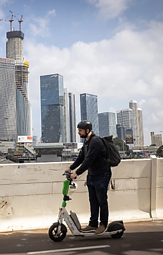 רכב בלי קסדה - וצבר קנסות של 63 אלף ש"ח בלי ידיעתו