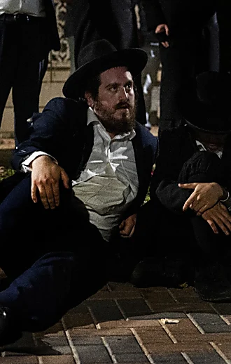 המשטרה: מפגינים חרדים ניסו לפרוץ לתחנת לב הבירה בירושלים - ונהדפו
