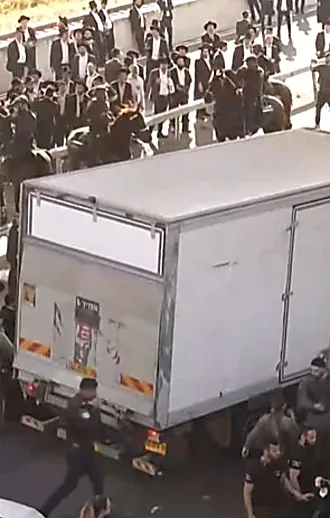 מהומות בהפגנות החרדים ברחבי הארץ, פצוע בינוני מדריסה בפ"ת