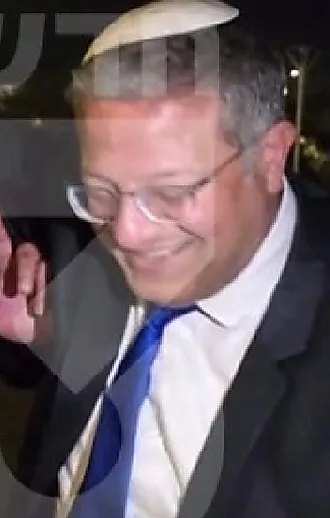 תיעוד: בן גביר חוגג ומתחבק עם העבריין המורשע שאיים על עיתונאים