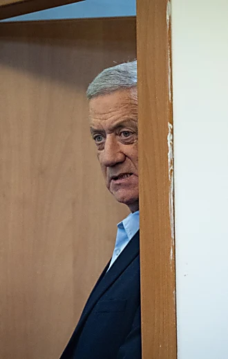 גובר הלחץ בסביבת גנץ: הח"כים דורשים להכריע - איחודים או פרישה