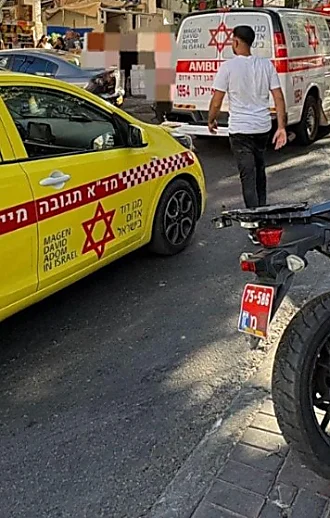בת 11 נפלה במדרגות מגובה של מספר קומות בחולון, מצבה קשה