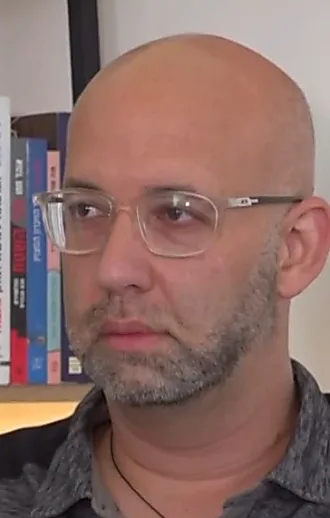 בלי גילוי נאות: הפרשן, המחמאות - והתשלום מהמפלגה