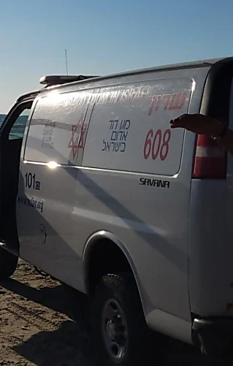 בבת ים ובחדרה, תוך שעה: גבר טבע למוות, אישה במצב אנוש