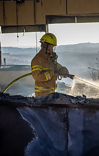 24 בתים נפגעו בחוות גלעד: "מוקד שריפה שהחל מבדל סיגריה שהושלך"