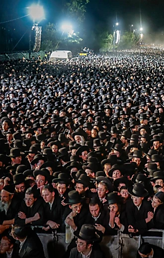 "העסק קורס": אלפי חרדים מפגינים נגד גיוס לצה"ל מול כלא 10