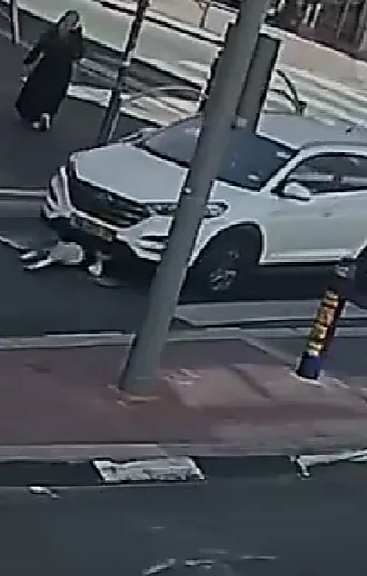 תיעוד חריג מבני ברק: ילד פרץ לכביש, נדרס - ויצא ללא פגע