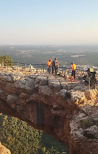 אסון בצפון: בן 16 נפל אל מותו במהלך סנפלינג במערת קשת