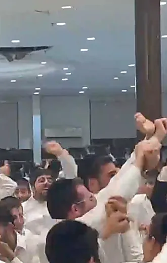 לצלילי המנון נטורי קרתא: ריקודים בישיבה שמזוהה עם ש"ס | תיעוד