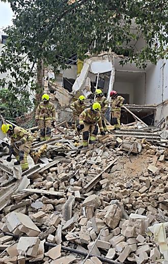 מבנה קרס בת"א, לא ידוע על נפגעים; סריקות מתבצעות במקום