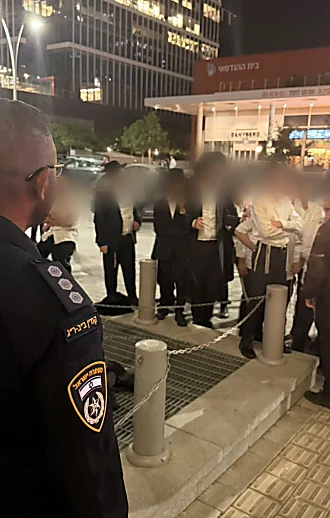 מפגינים חרדים ניסו לפרוץ לבניין משרדים בבני ברק, שניים נעצרו