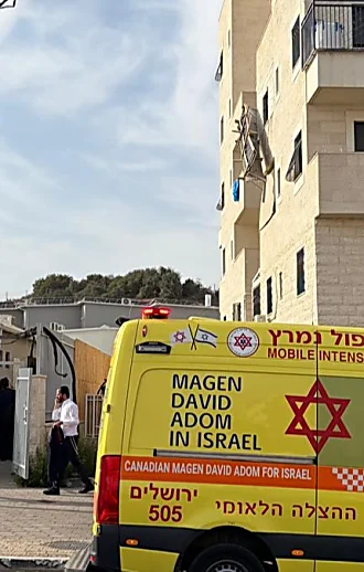 פועל בניין כבן 30 נהרג מנפילה מגובה באתר שיפוצים בבית שמש