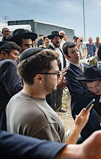 במחאה על המעצרים: מפגינים חרדים חסמו את כביש 4 במחלף גן יבנה