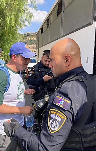 מועמד דמוקרטי לקונגרס והמשנה ליועמ"ש לשעבר עוכבו במסיק זיתים
