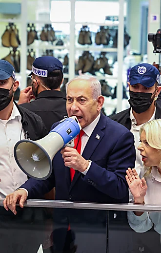 השיחה החריגה של רה"מ ורעייתו עם העסקן החרדי: "הם רוצים למות?!"