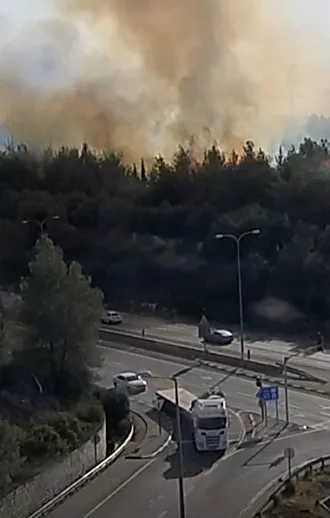 שריפה באזור בן שמן: כבישים נחסמו, עשרות צוותי כיבוי הוזנקו