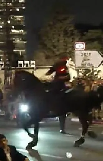 שוטרים נפצעו במחאת חרדים בכביש 4; רימוני הלם לעבר מפגינים
