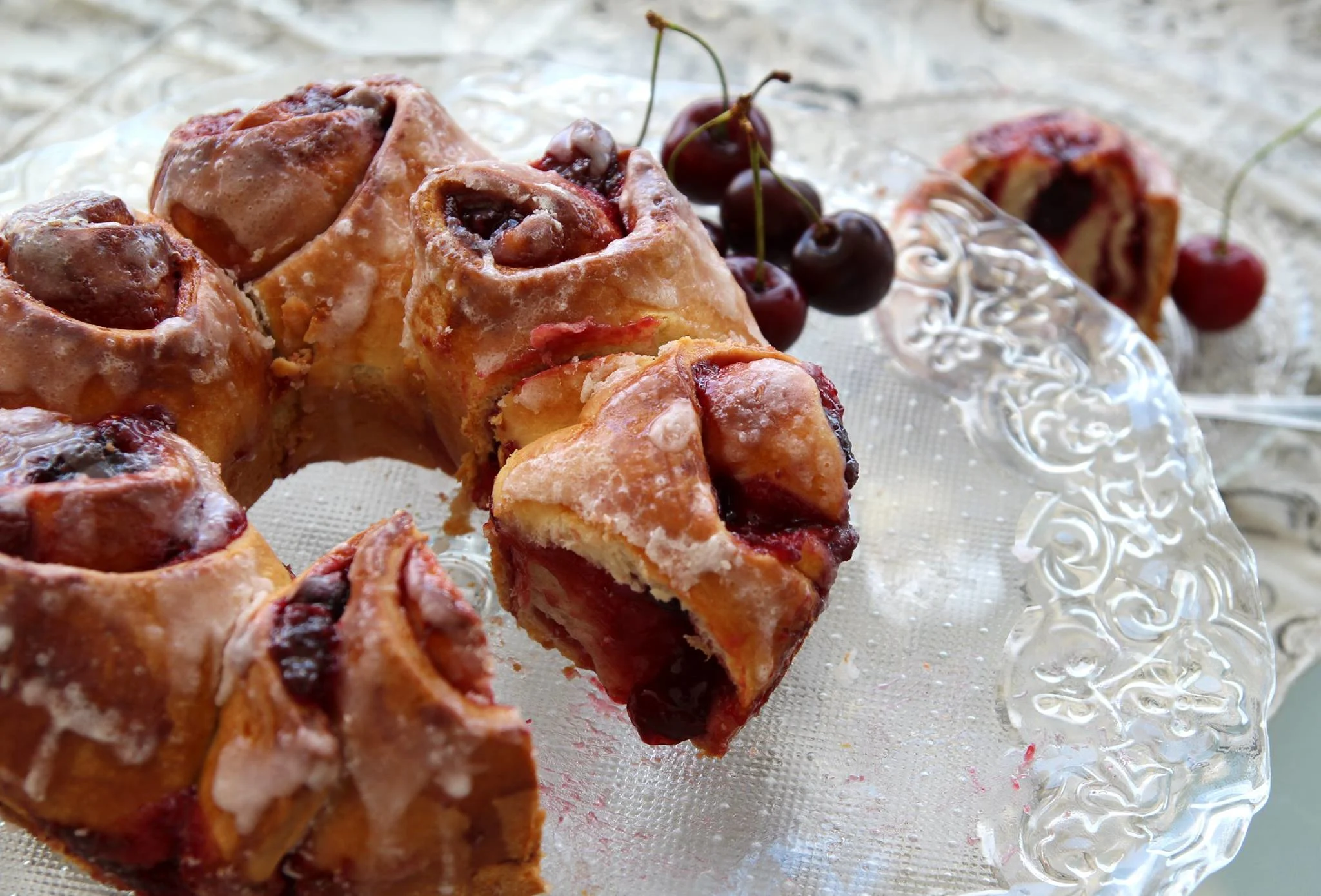 עוגת שמרים במילוי דובדבנים