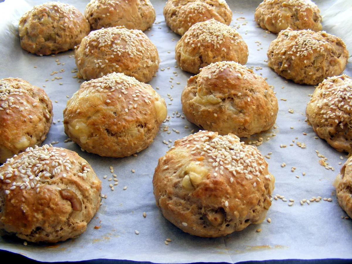 לחמניות גבינה וזיתים