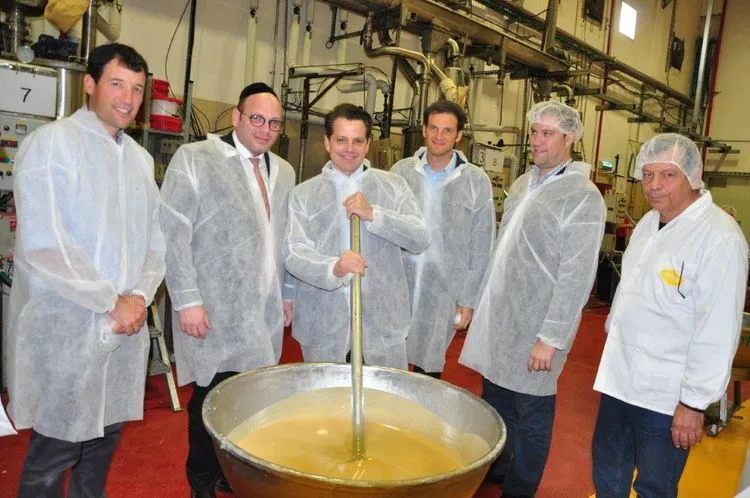 אנתוני סקרמוצי ויעקב מלאך. צילום: איציק ניסים