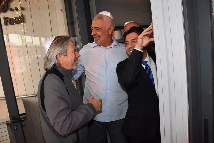 מרדכי חסידים, איציק חסון וליאון קופלר