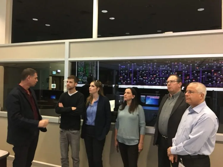 מקבלים הסברים. אורן הלמן, מתן יעקב ובכירים נוספים